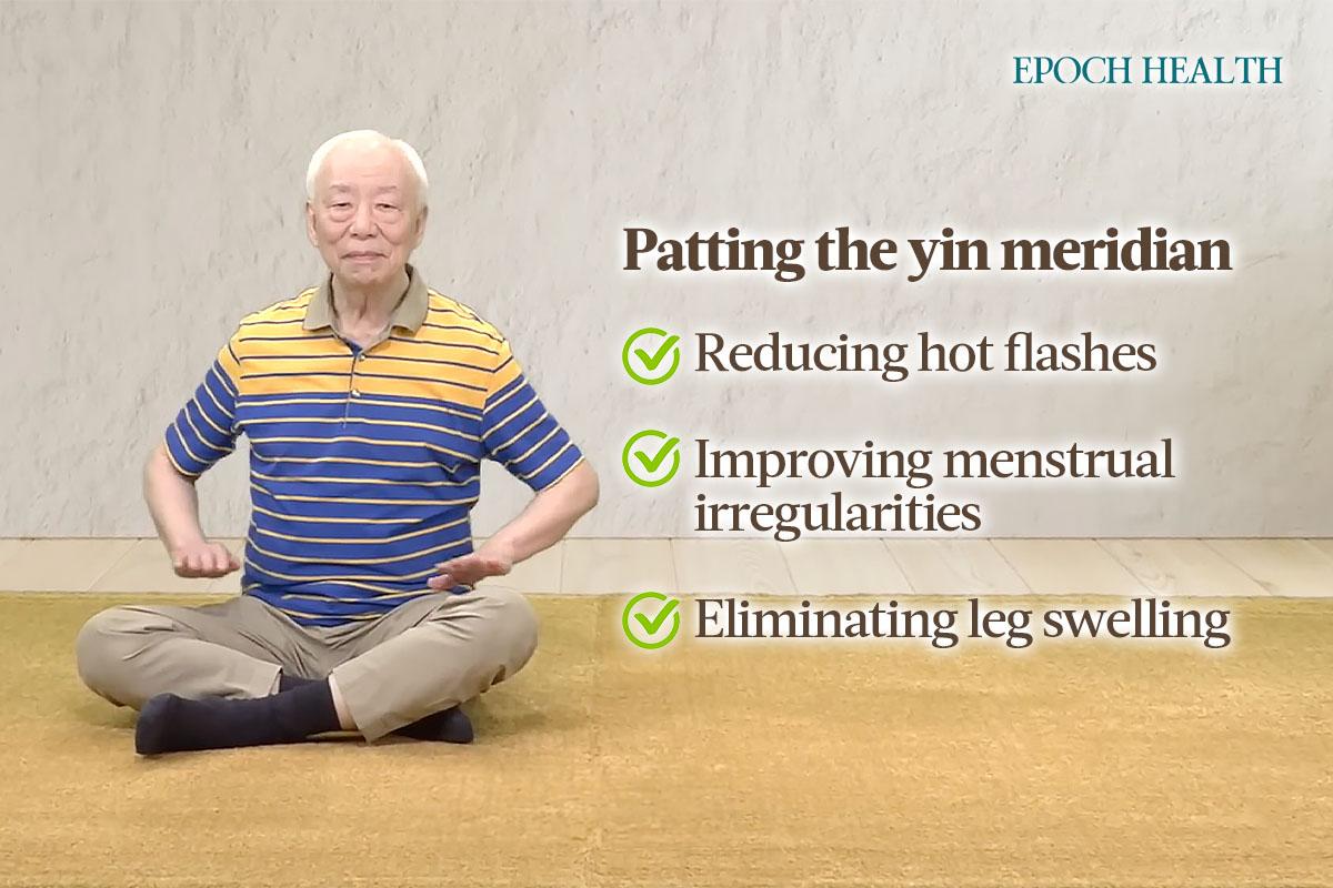 Demonstration of patting the yin meridian. (The Epoch Times)