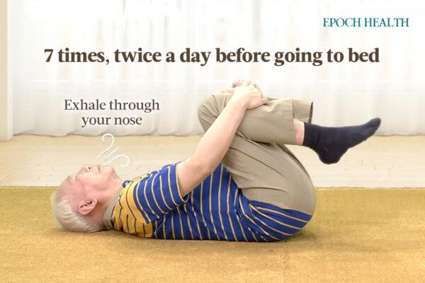 Demonstration of the bedtime exercise. (The Epoch Times)