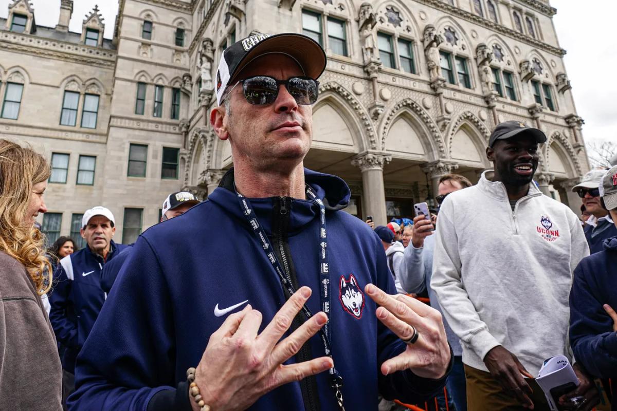 UConn’s Hurley reportedly to decide Monday on Lakers’ offer