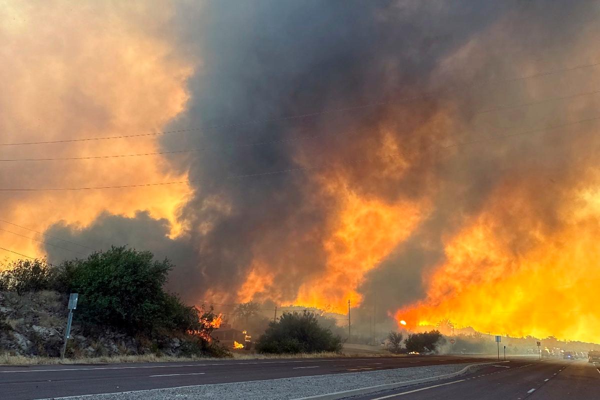 Key Phoenix-to-Las Vegas Highway Reopens After Wildfire Claims 6 Homes Near Historic Arizona Town