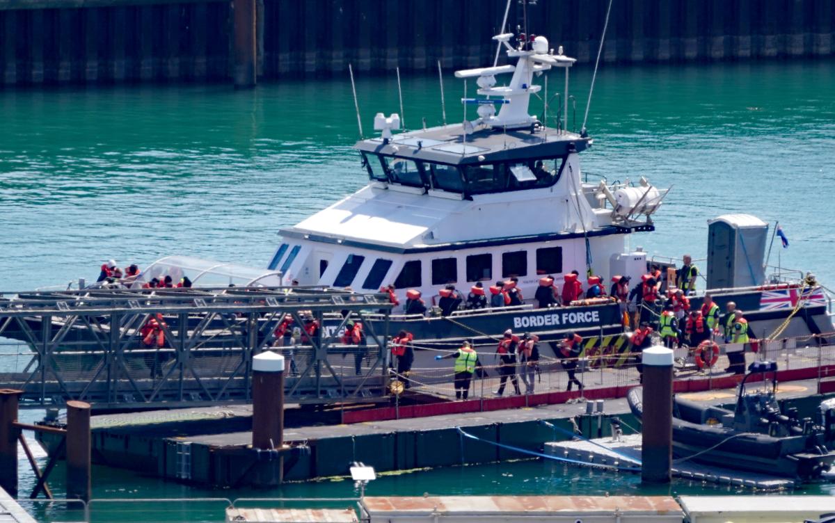 882 Illegal Immigrants Cross English Channel in Daily Record for 2024