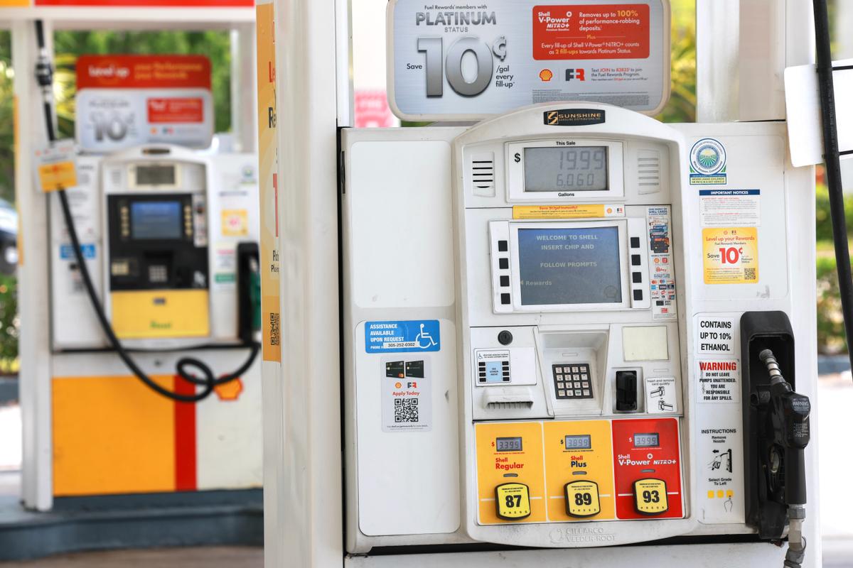 Senate Democrats Probe 18 Producers on Alleged Oil Price-Fixing