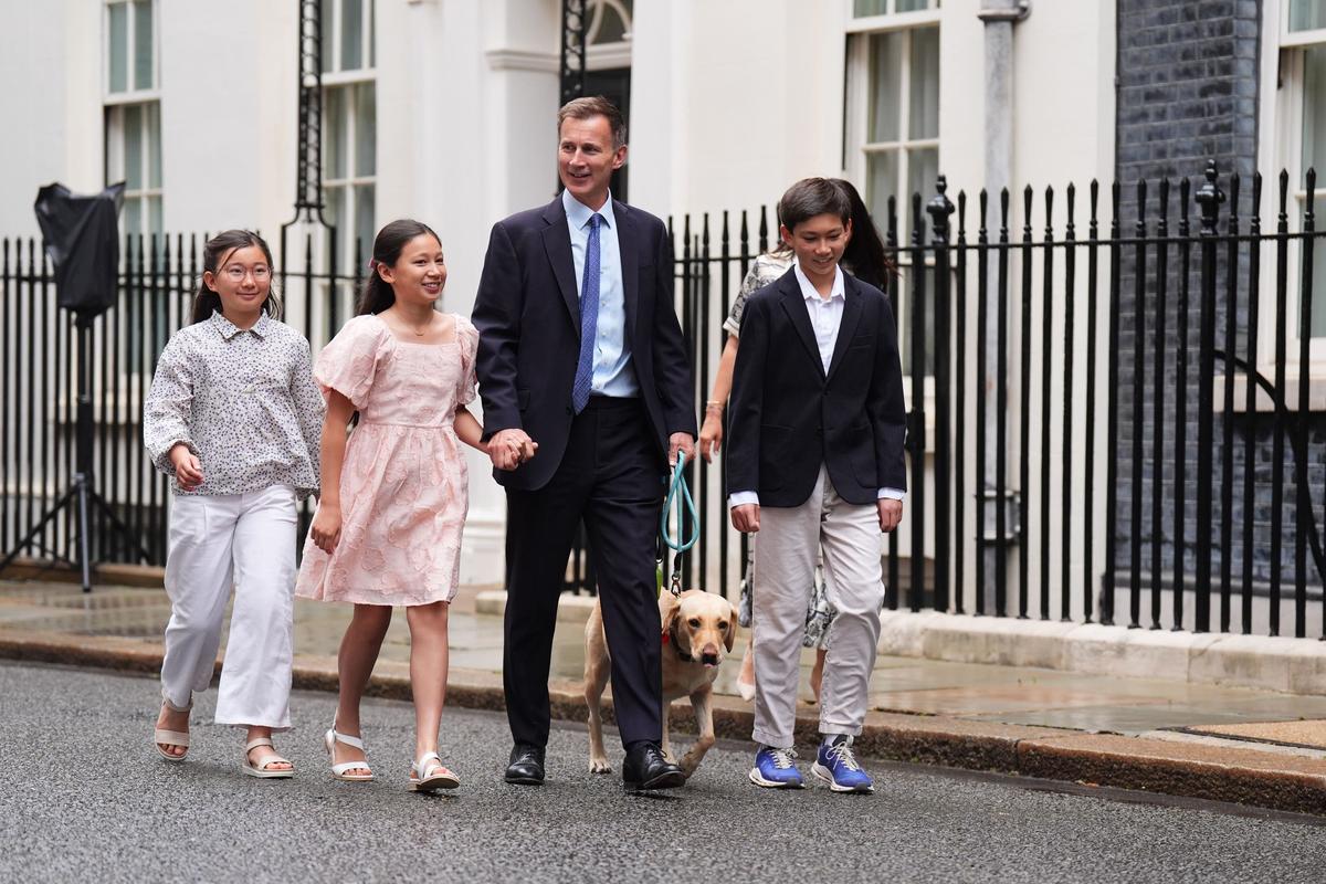 Hunt’s Children Left Notes in Downing Street for Young Starmers