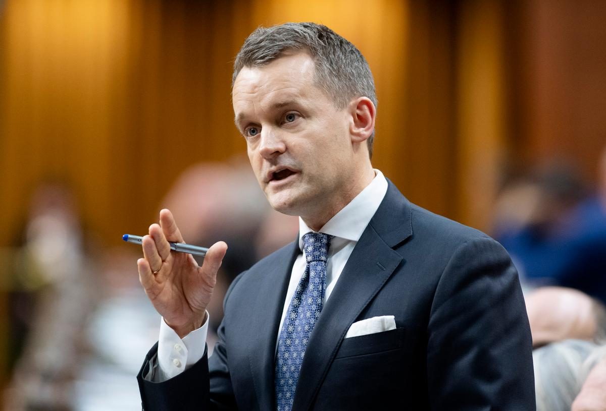Labour Minister O'Regan Quits Cabinet, Won’t Seek Re-election
