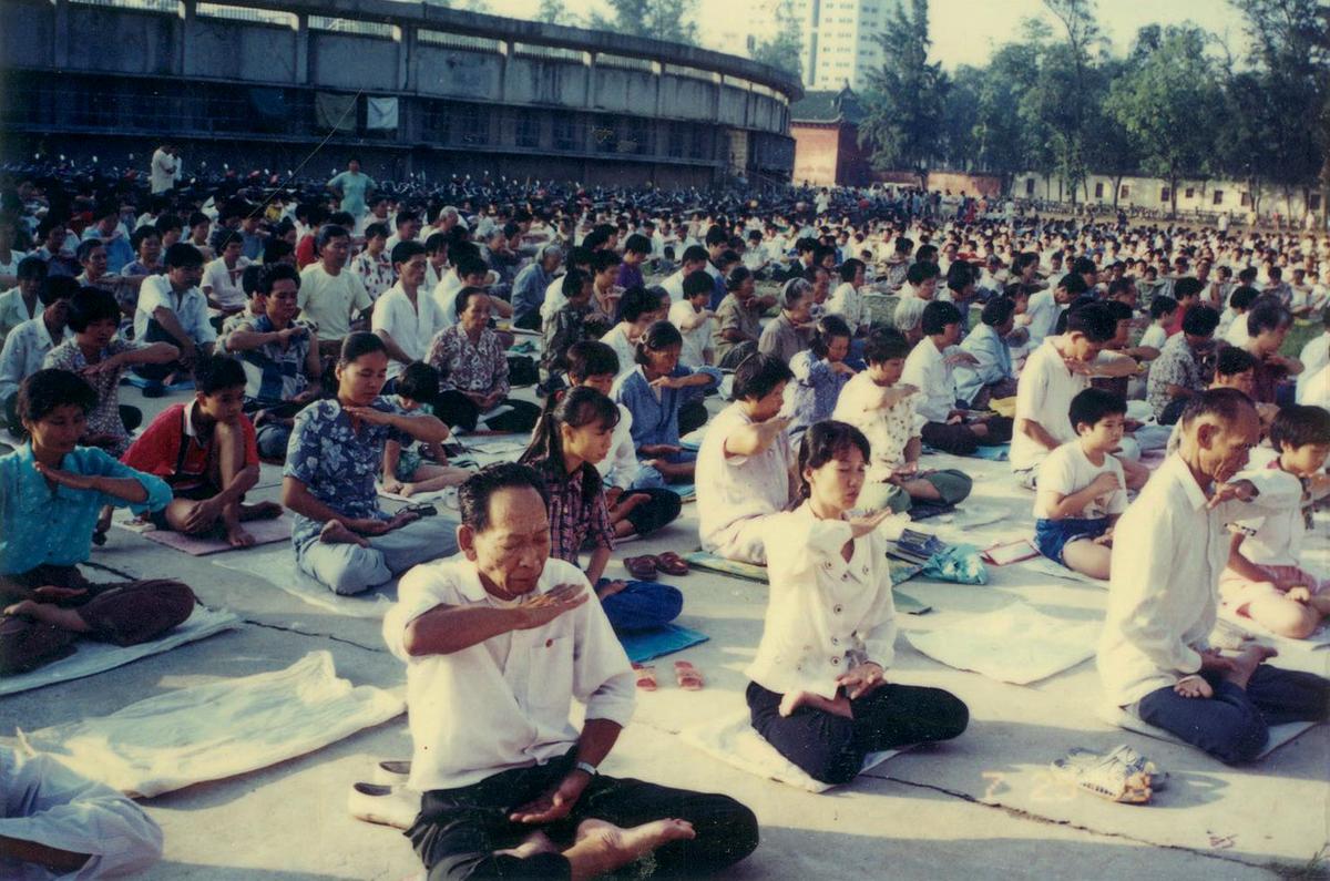 Falun Gong practitioners meditate in Meizhou, China, in July 1999. (Minghui.org)
