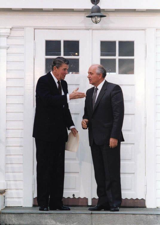 U.S. President Ronald Reagan and Soviet General Secretary Mikhail Gorbachev talk outside the Hofoi House in Reykjavik, Iceland, in 1986. (Public Domain)