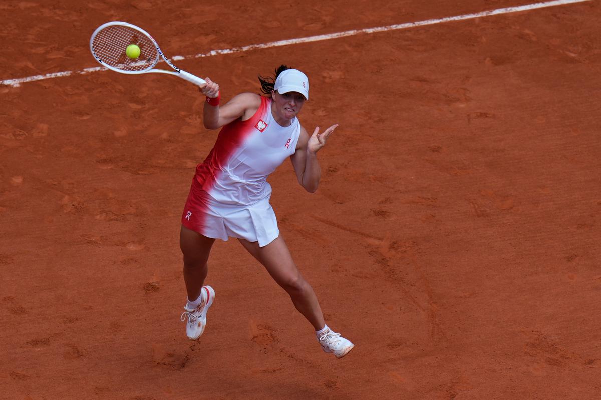 No. 1 Iga Swiatek Loses to Zheng Qinwen of China in Semifinals at Paris Olympics