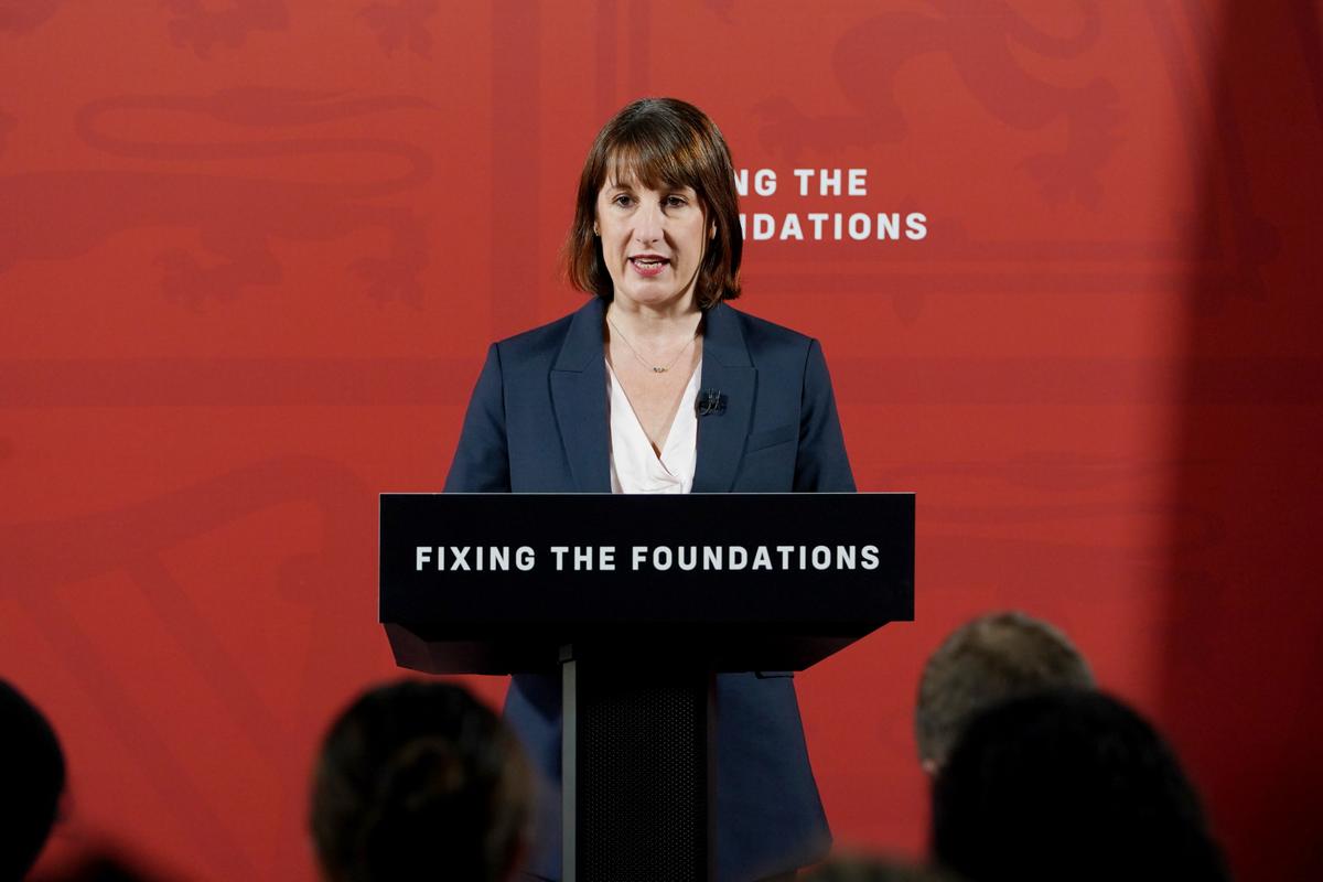 Chancellor Eyes ‘Canadian Model’ Pension to Boost UK Economy