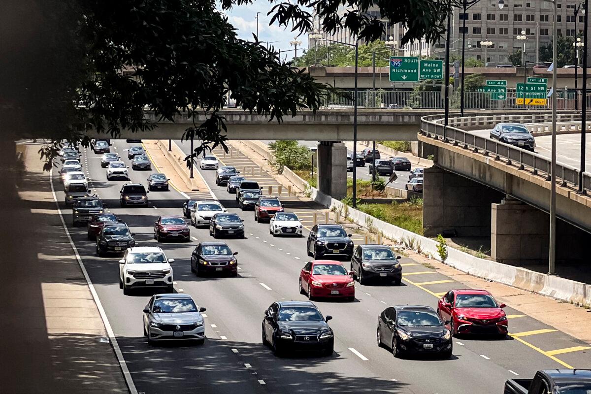 Cars on Interstate 395 in Washington on July 13, 2024. (Madalina Vasiliu/The Epoch Times)
