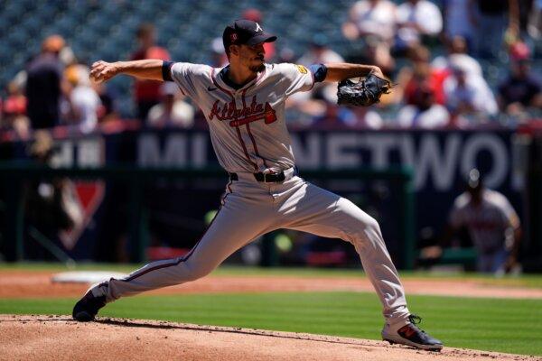 Braves pitcher Charlie Morton deals against the Angels in Anaheim, Calif., on Aug. 18, 2024. (Ryan Sun/AP Photo)