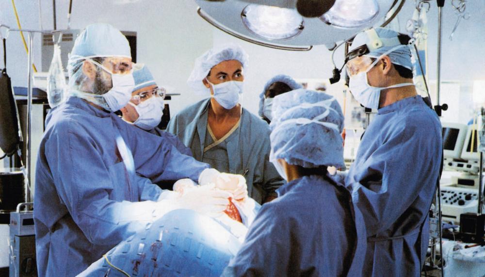 Dr. Jack McKee (William Hurt, R) is the star surgeon in the operating room, in "The Doctor." (Touchstone Pictures)