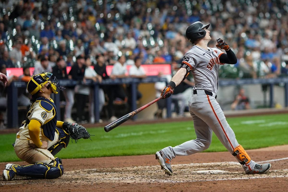 Yastrzemski’s Seventh-Inning Home Run Lifts Giants Past Brewers in See-Saw Affair