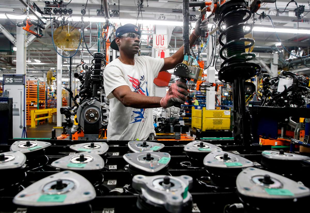 US Factory Output Grows at Fastest Pace in a Year