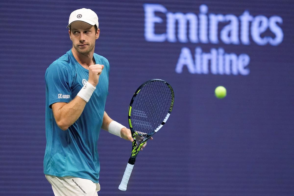 Unheralded van de Zandschulp Stuns Former Champion Alcaraz in Straight Sets at US Open