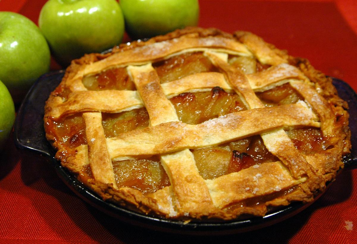 Apple pie is a favorite during gatherings. (Dan Parsons/<a href="https://en.wikipedia.org/wiki/Apple_pie#/media/File:Apple_pie.jpg" target="_blank" rel="nofollow noopener">CC BY-SA 2.0</a>)