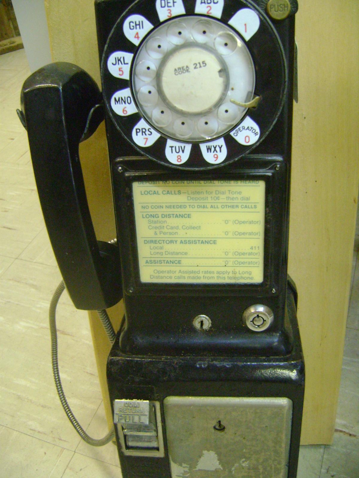 Typical dime payphone in use until the late 1960s. (Doug Coldwell/<a href="https://en.wikipedia.org/wiki/Payphone#/media/File:Old_time_dime_payphone.jpg" target="_blank" rel="nofollow noopener">CC BY-SA 3.0</a>)