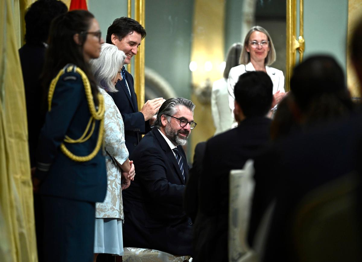 Senior Civil Servant Invites Provincial Counterparts to Seek Top Secret Clearance