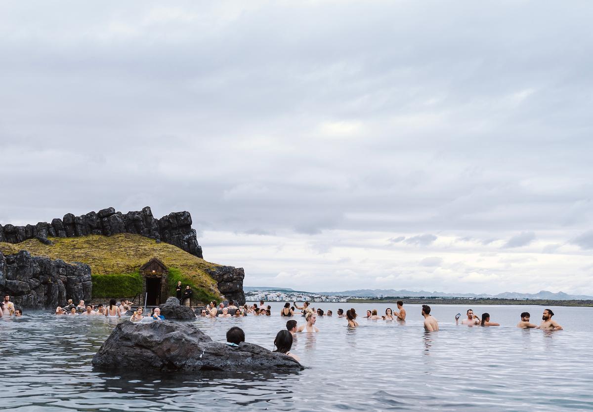 The Sky Lagoon provides a spa-like experience outdoors. (Renata Ty/Shutterstock)