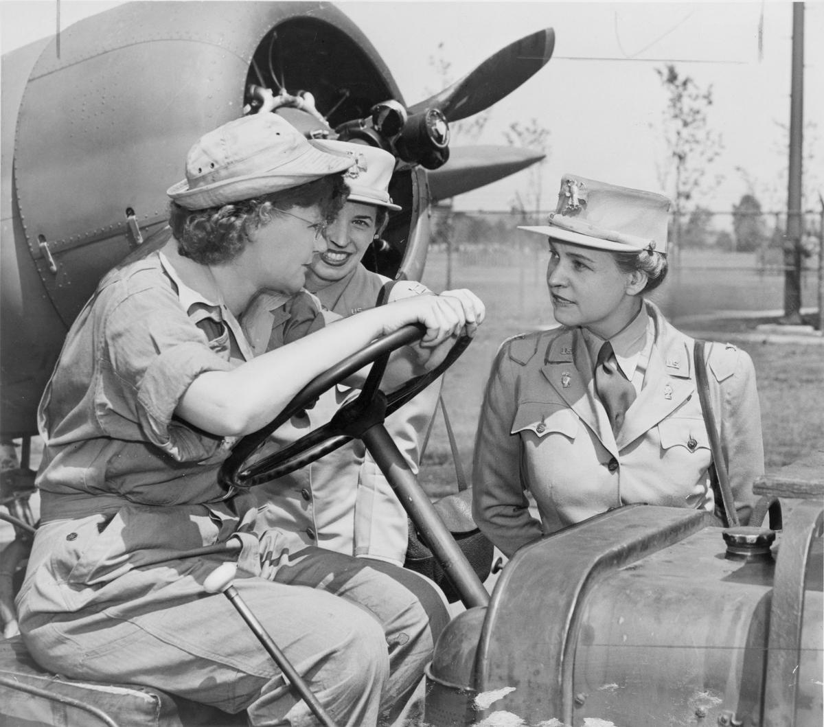Col. Oveta Culp Hobby (R) talks with Auxiliary Margaret Peterson and Capt. Elizabeth Gilbert at Mitchel Field, New York, 1943. Al Aumuller, World Telegram & Sun. (Public Domain)