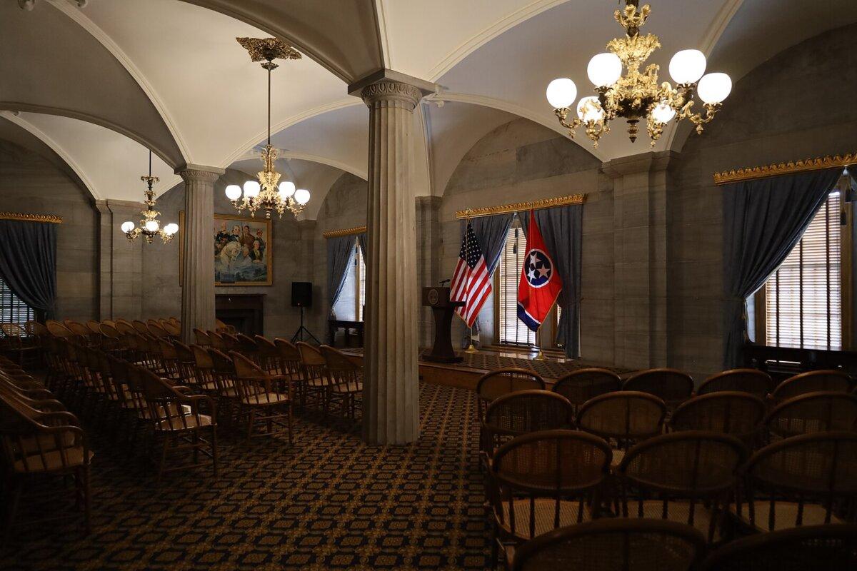 Noteworthy in the old Supreme Court chamber of the Capitol is the arcade-style ceiling, which connects wide and low-set arches supported by columns. These baseless fluted columns are adorned with egg-and-dart capitals. Bronze and glass-globe gasoliers light the solid limestone walls and accentuate the gilded cornices, from which draperies hang. (<u><a href="https://commons.wikimedia.org/wiki/User:Antony-22">Antony-22</a>/<a href="https://creativecommons.org/licenses/by-sa/4.0">CC BY-SA 4.0</a>)</u>