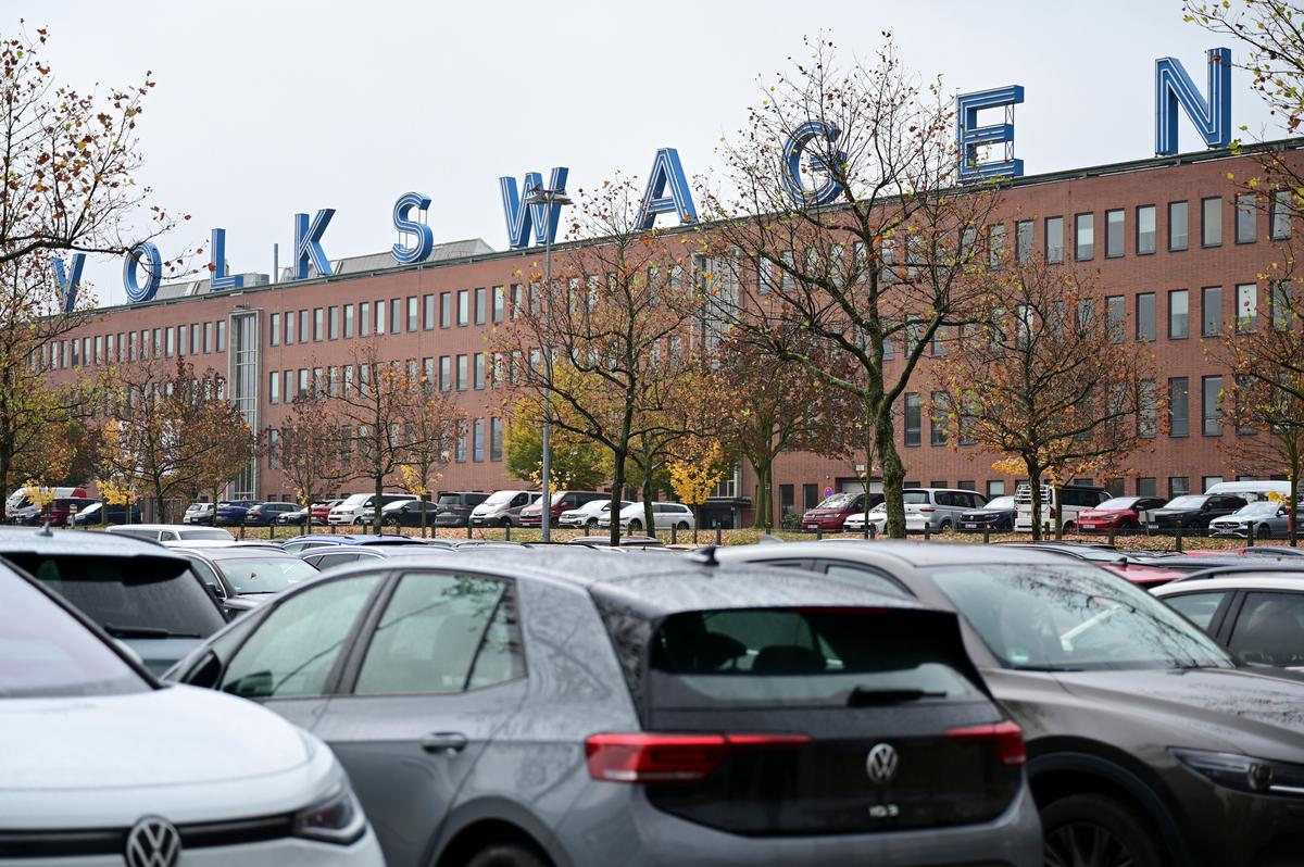 Volkswagen Recalls More Than 114,000 Cars Due to Risk of Front Air Bag Inflator Explosions
