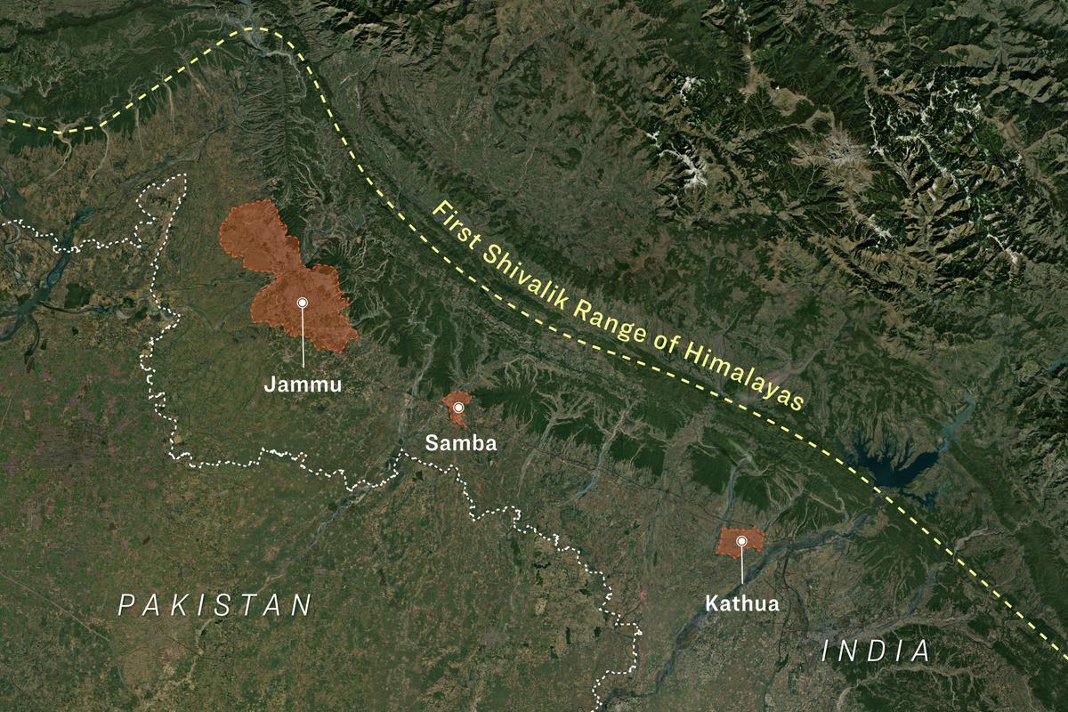 A map shows the Kathua, Samba, and Jammu districts' border between India and Pakistan. The white dotted line shows the border that runs parallel to the first range of the Shivaliks of the Western Himalayas (yellow line). A number of small rivers are visible crossing through first the Shivalik range and then going across the border into Pakistan. These not only make the border porous but also serve as inlets for infiltrators including terrorists and smugglers. (Illustration by The Epoch Times)
