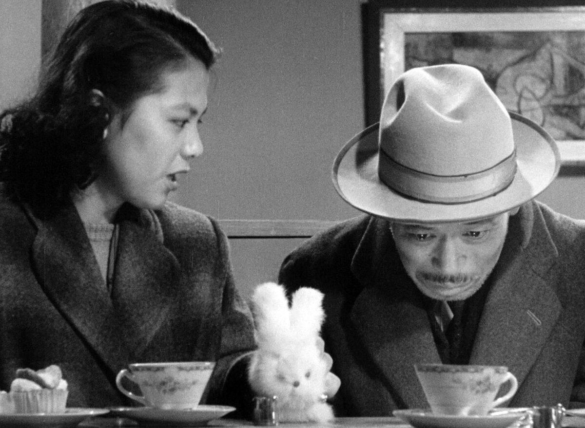 Toyo Odagiri (Miki Odagiri) and Kanji Watanabe (Takashi Shimura), in “Ikiru.” (Toho).