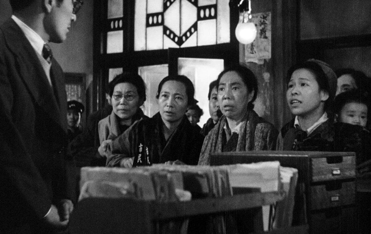 A group of concerned mothers get caught up in red tape, in “Ikiru.” (Toho).