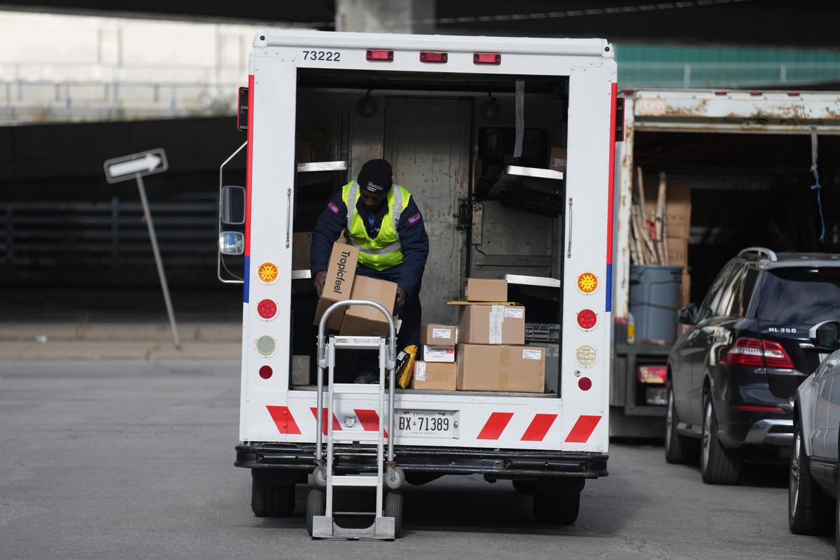 Business Groups Urge Government to End Postal Strike