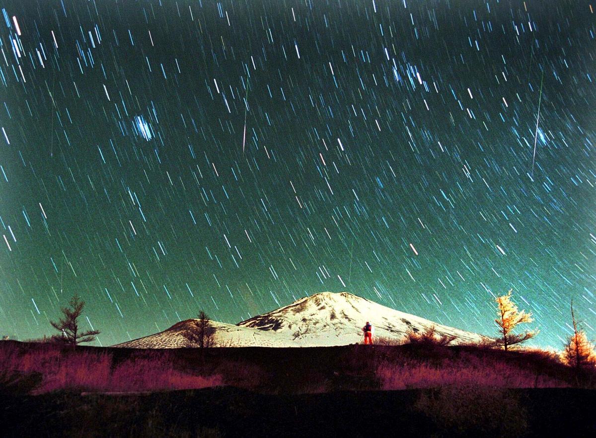 Leonid Meteor Shower Peaks as Supermoon Wanes