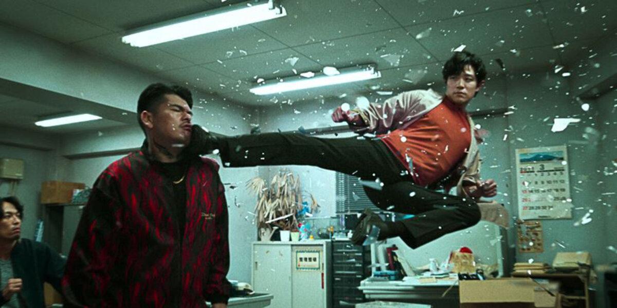 Action that stands out: Ryo Saeba (Ryohei Suzuki, R), in “City Hunter.” (Netflix)