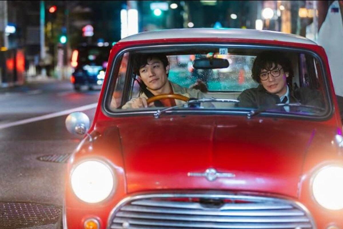 Ryo Saeba (Ryohei Suzuki, L) and former partner Hideyuki Makimura (Masanobu Ando), in “City Hunter.” (Netflix).