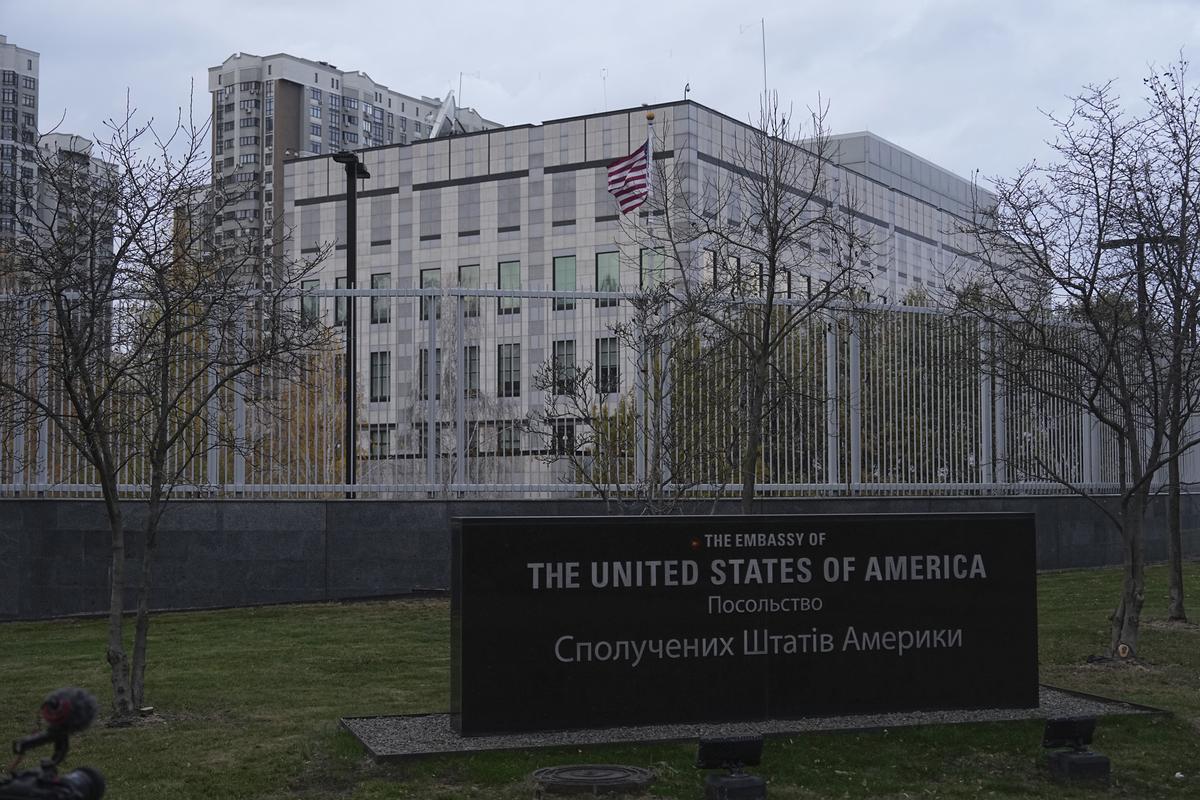 Canada, US Close Embassies to Public in Ukraine Due to Threat of Russian Strikes