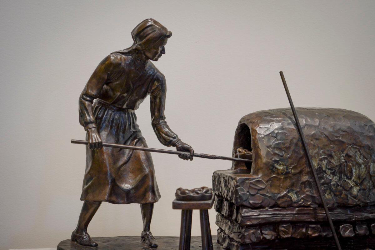 Bronze sculpture depicting a woman baking bread at Studio West Bronze Foundry & Art Gallery in Cochrane, Alta. (Carolina Avendano/The Epoch Times)