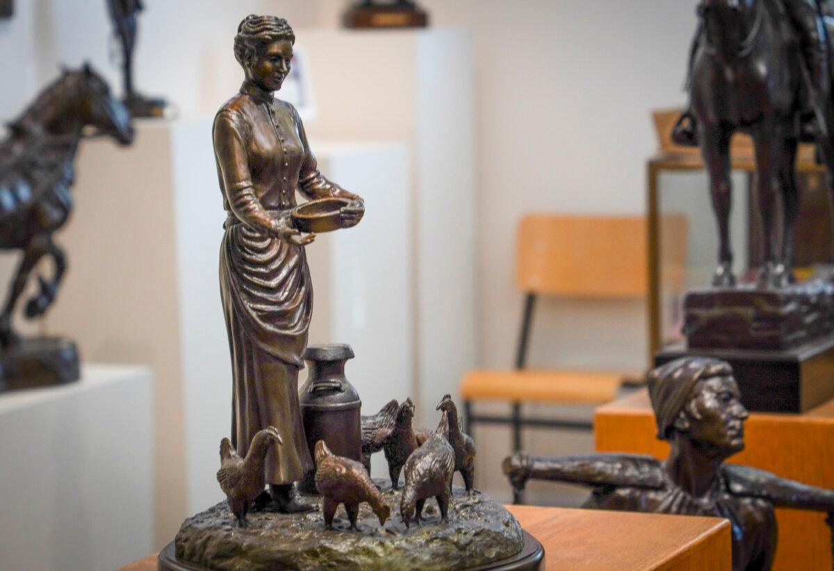 Bronze sculpture titled “Legacy Statue” by Don Begg at Studio West Bronze Foundry & Art Gallery in Cochrane, Alta. (Carolina Avendano/The Epoch Times)