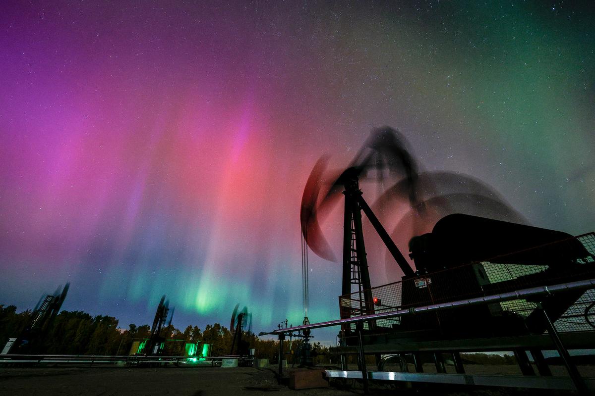 The northern lights are seen near near Cremona, Alberta, Canada. (THE CANADIAN PRESS/Jeff McIntosh)