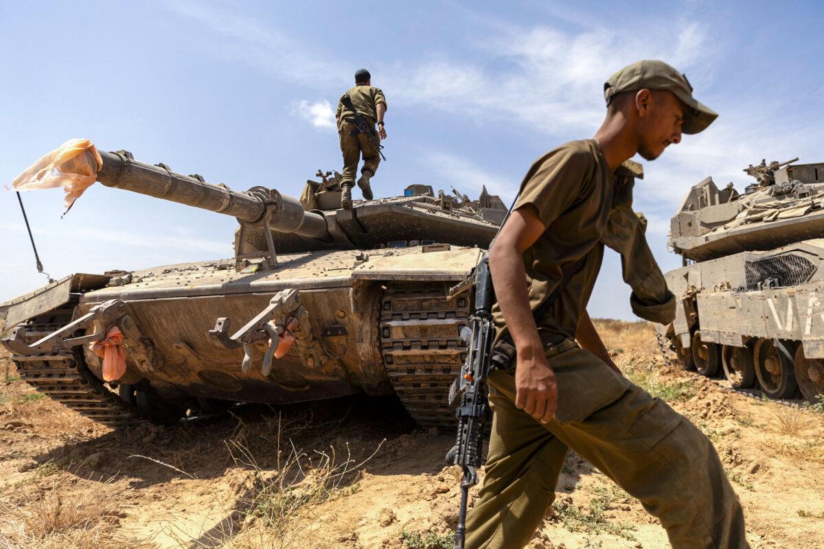 Israeli soldiers prepare a tank near the border with the southern Gaza Strip in southern Israel, on May 2, 2024. (Amir Levy/Getty Images)