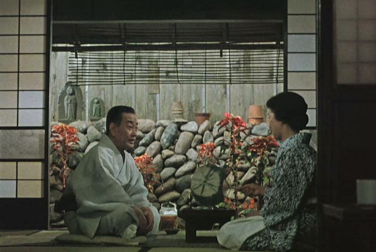 Kiyoshi Homma (Hiroshi Kawaguchi), shares a touching moment with his old flame Oyoshi (Haruko Sugimura), in “Floating Weeds.” (Daiei Film).