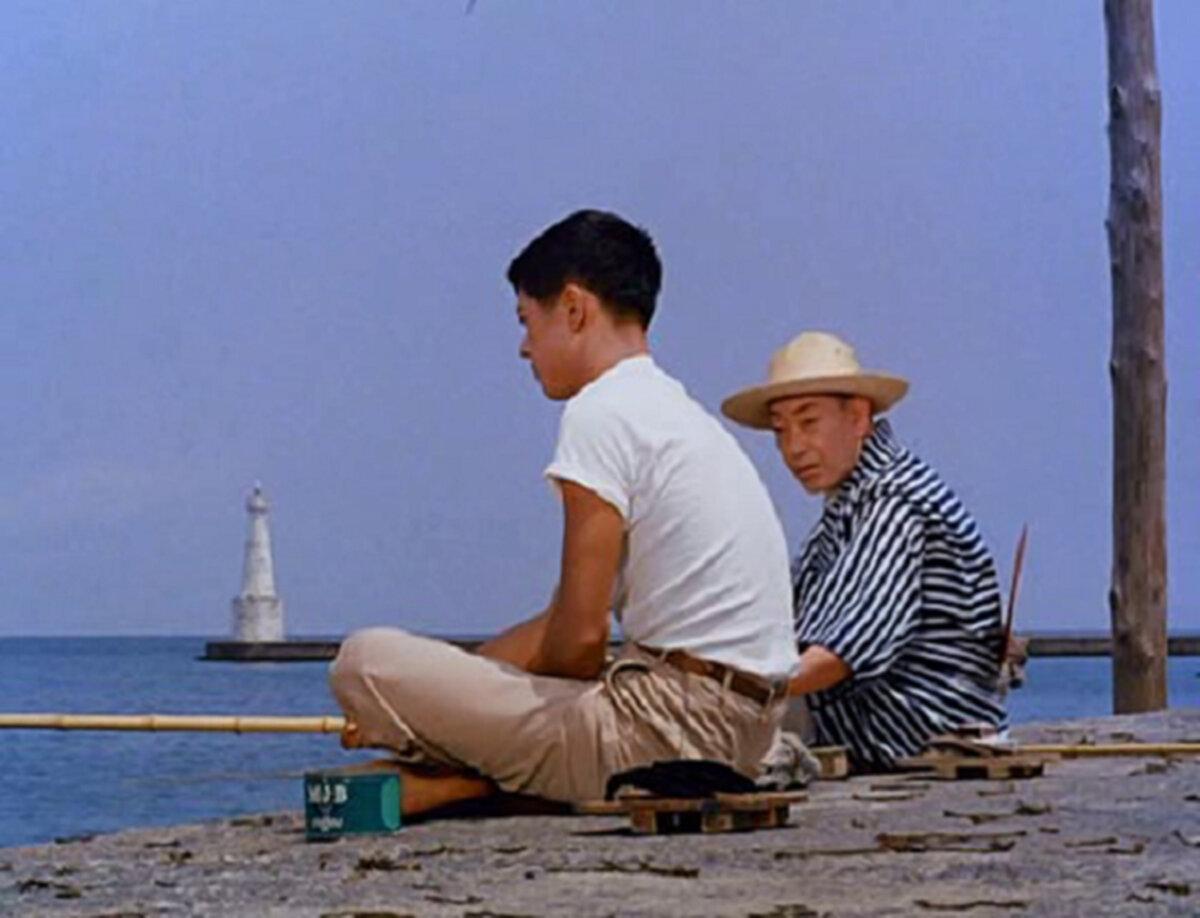 Kiyoshi Homma (Hiroshi Kawaguchi) goes fishing with Ganjiro Nakamura (Komajuro Arashi), in “Floating Weeds.” (Daiei Film).