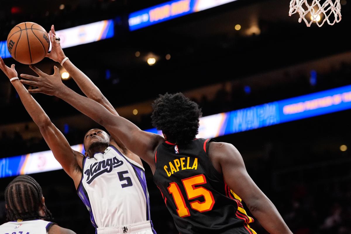 De'Aaron Fox Leads Kings to 123-115 Win Over Short-Handed Hawks