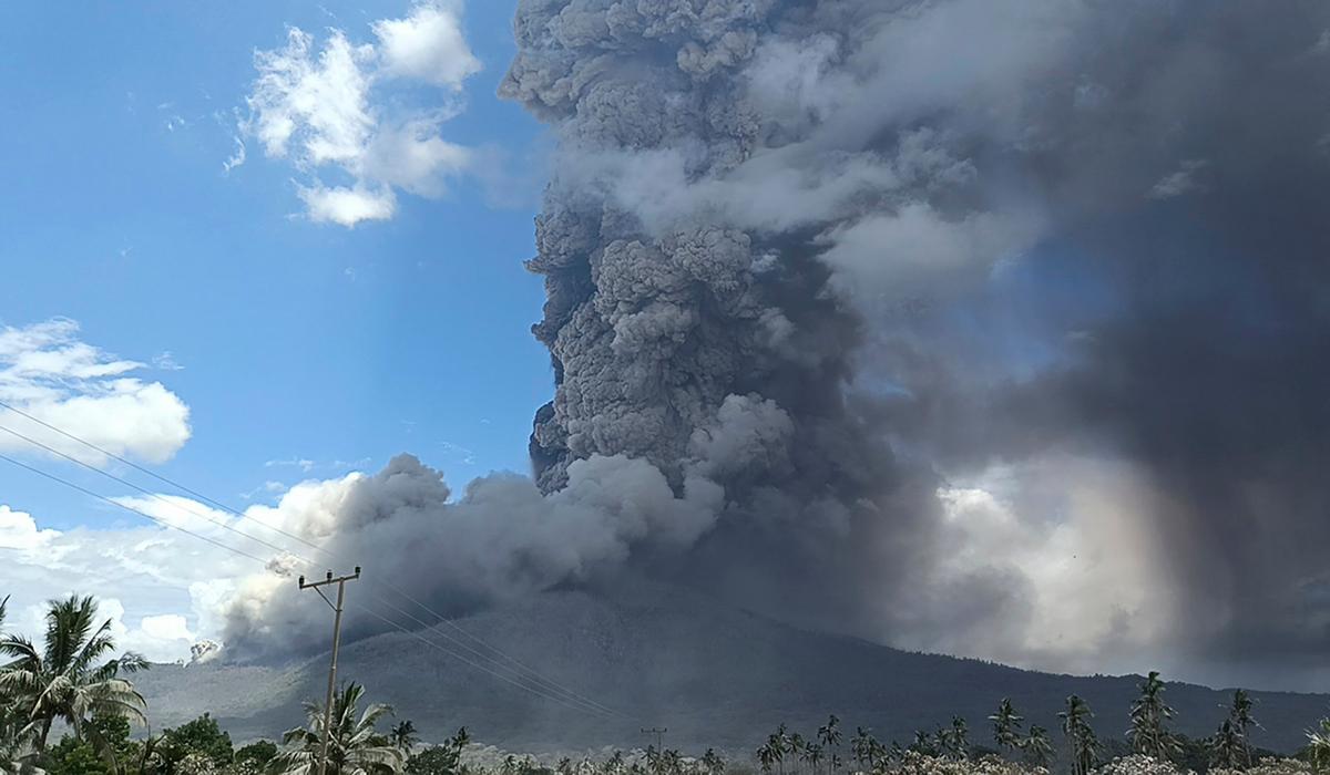 Indonesia’s Mount Lewotobi Laki Laki Unleashes Towering Columns of Hot Clouds