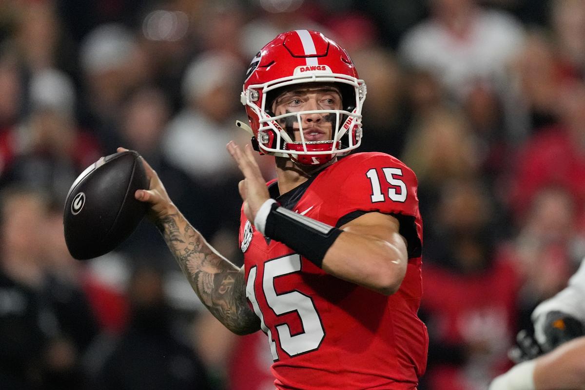Beck Throws for 2 TDs, Runs for Another to Lead No. 11 Georgia Past No. 6 Tennessee 31–17