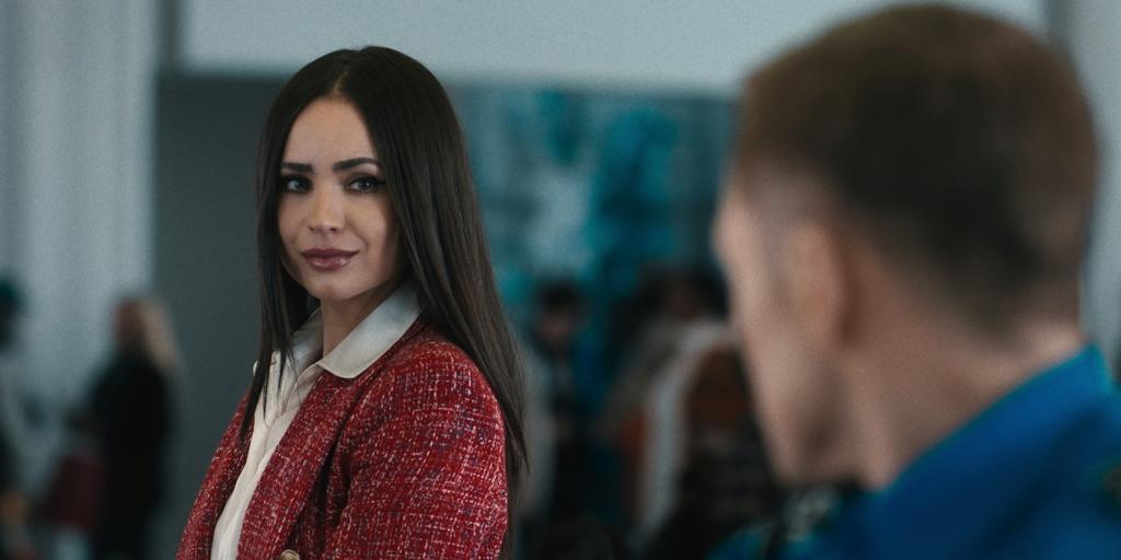 Nora Parisi (Sofia Carson) and Ethan Kopek (Taron Egerton), in "Carry-On." (Netflix)