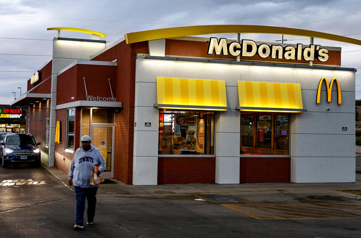 Restaurants Cut Prices to Keep Inflation-Weary Customers