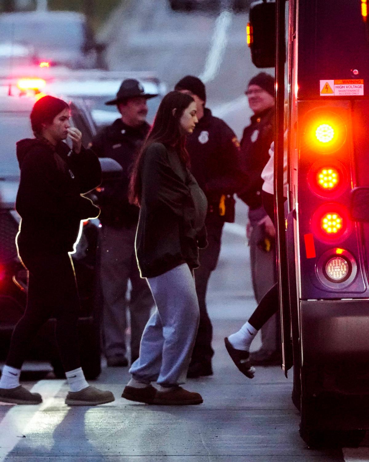 Day in Photos: Christian School Shooting, Scholz Loses Confidence Vote, and an Underwater Wedding