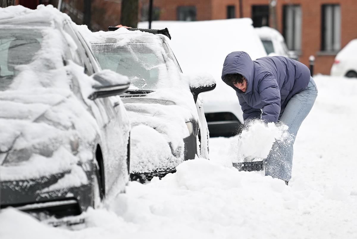 Snowfall Means a White Christmas, but Also Traffic Woes Across Southern Quebec Roads