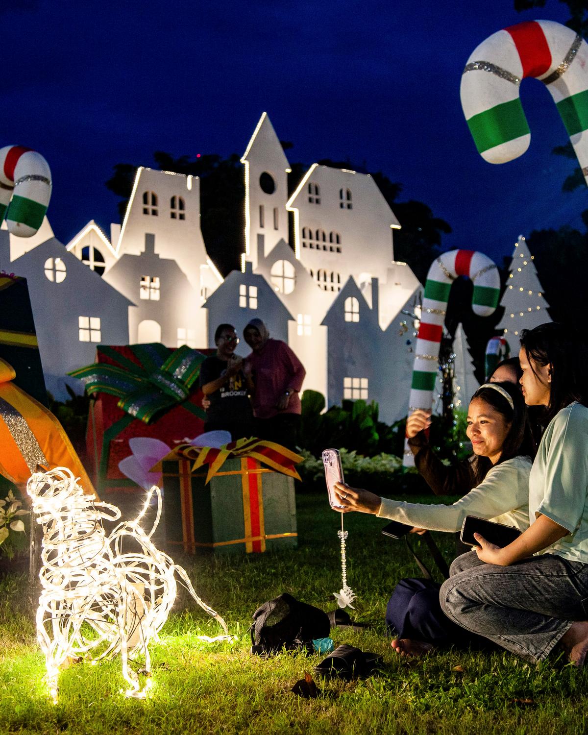 Day in Photos: Christmas Eve Around the World, Registration in Syria, and Hot Air Balloons in Nepal