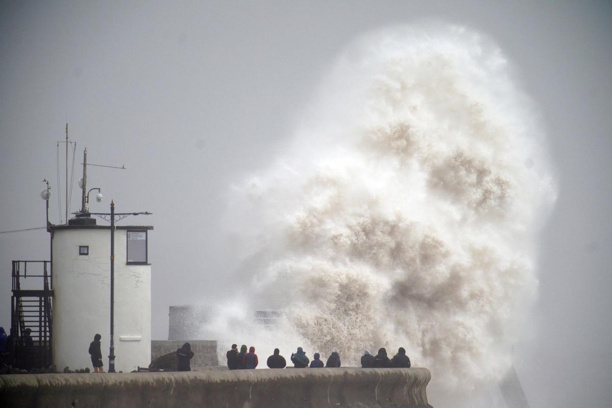 Storm Darragh Batters UK and Ireland, Leaving 1 Dead and Hundreds of Thousands Without Power