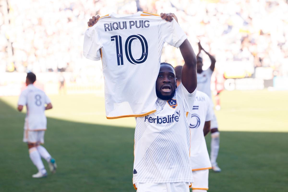 LA Galaxy Strike Early, Hold Off New York Red Bulls 2–1 to Win Their Record 6th MLS Cup Championship