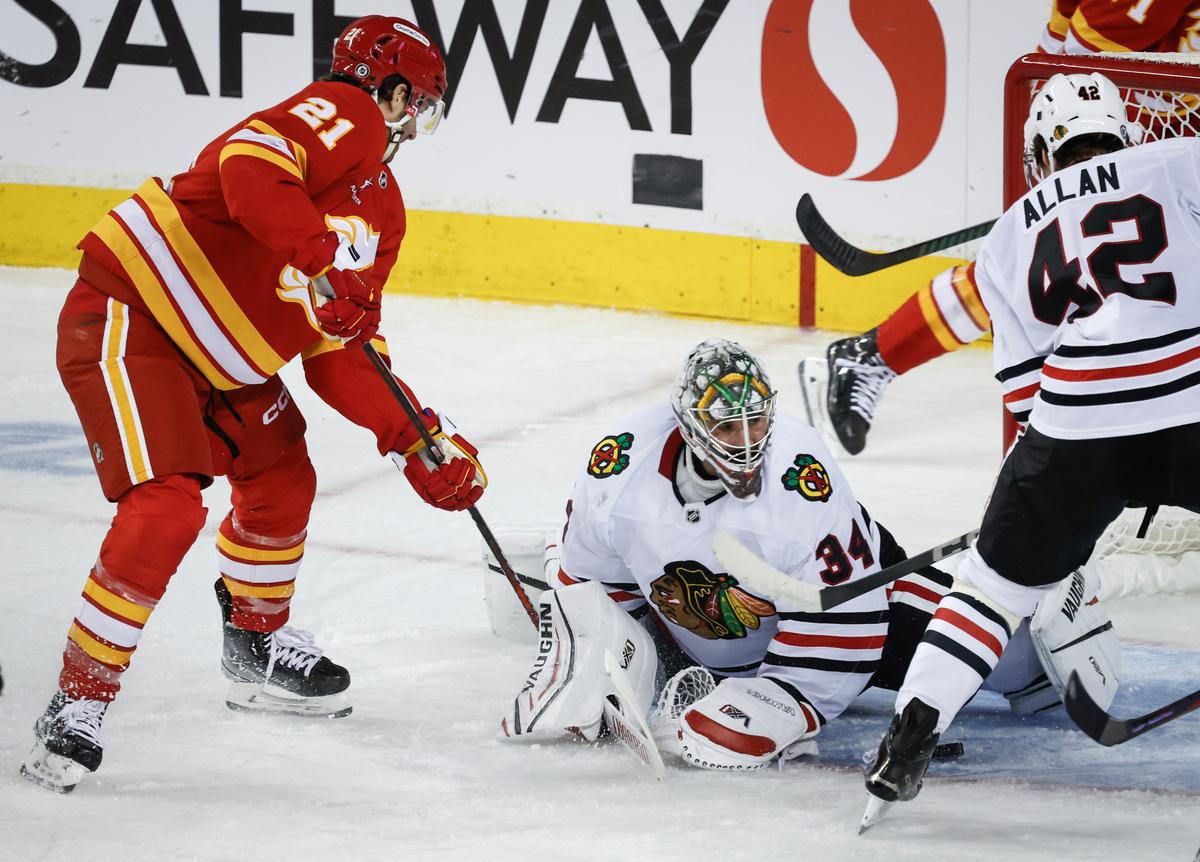 Flames Get Goals From 6 Players in a 6–4 Victory Over the Blackhawks